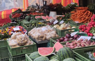 Verkaufsstand mit einer Auswahl an Obst und Gemüse auf dem Wochenmarkt in Künzelsau