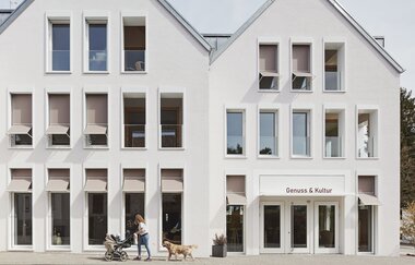 weißes Gebäude mit vielen Fenstern und Türen | © NZT