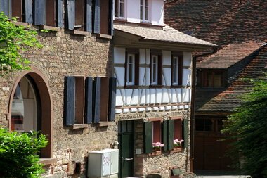 Fachwerkhäuser und alte Steinhäuser in einer Straße | © Maria-Zimmermann