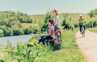 Auf dem Neckartal-Radweg durch Lauffen a.N. | HeilbronnerLand | © Touristikgemeinschaft HeilbronnerLand