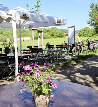 Biergarten an der Gipsmühle am Starkholzbacher See | © Hohenlohe + Schwäbisch Hall Tourismus e. V.