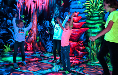 Gruppe von Kindern spielt Gleamgolf | © World of Laser GmbH & Co. KG