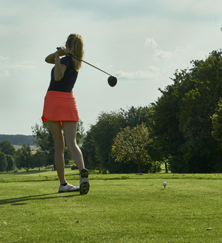 Eine Frau beim Golfabschlag auf dem Platz | © Touristikgemeinschaft Hohenlohe e. V. | Golfclub Heilbronn-Hohenlohe e. V.