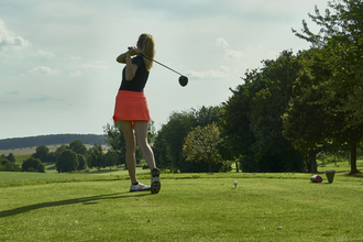 Eine Frau beim Golfabschlag auf dem Platz | © Touristikgemeinschaft Hohenlohe e. V. | Golfclub Heilbronn-Hohenlohe e. V.