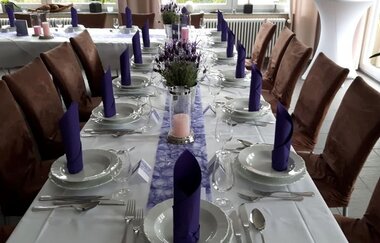 Gedeckte lange Tafel mit braunen Stühlen | © Buchenauerhof