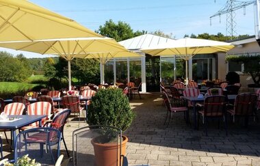 Terrasse mit gelben Sonnenschirmen | © Buchenauerhof