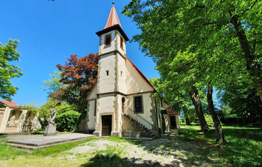 Zu sehen ist eine Kapelle, darum stehen viele Bäume | © Stadtverwaltung Crailsheim