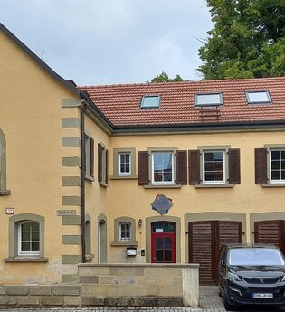 Historisches Gebäude in Gaildorf mit gelber Fassade und roten Dachziegeln. | © Petra Natzkowski