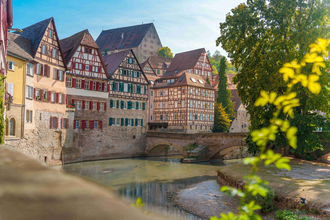 Malerische Fachwerkhäuser an einem ruhigen Fluss. | © (CC BY) Michael Kühneisen
