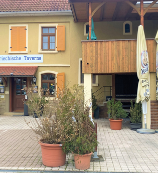Vorderansicht der griechischen Taverne zur Rose.