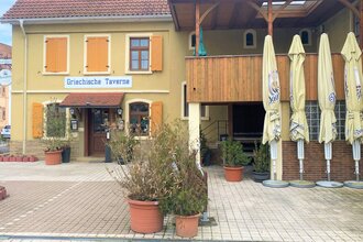 Vorderansicht der griechischen Taverne zur Rose.