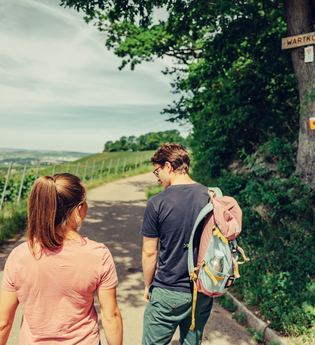 Wanderer am Wartkopfweg | © Chris Frumolt