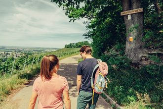 Wanderer am Wartkopfweg | © Chris Frumolt