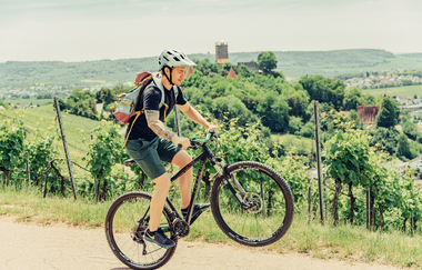 Radfahrer unterwegs oberhalb der Burg Hohenbeilstein | © Touristikgemeinschaft HeilbronnerLand e.V.