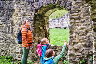 Familie an der Ruine Lichteneck, Ingelfingen | © Touristikgemeinschaft Hohenlohe e. V. | Florian Trykowski