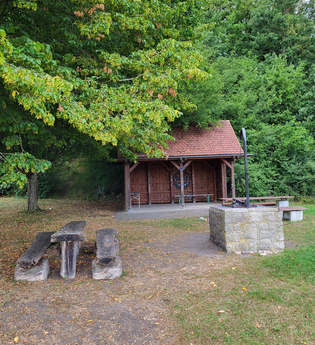 Grillplatz in Vellberg-Talheim: Rastplatz mit Grill bei Sportanlage TSV Vellberg | © Hohenlohe + Schwäbisch Hall Tourismus e. V.