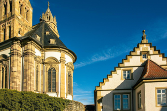 Historische Gebäude der Großcomburg in Schwäbisch Hall bei sonnigem Wetter.