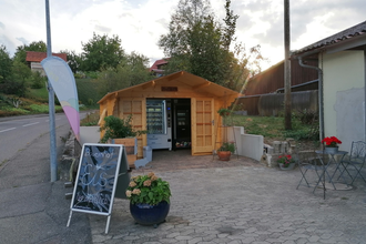 Das Selbstbedinenungshäuschen mit Automat und einem Aufsteller und Beachflag | © Touristikgemeinschaft Hohenlohe e. V. | Familie Fleisch