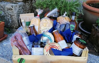 Regionale Produkte in einem Korb präsentiert | © Touristikgemeinschaft Hohenlohe e. V. | Gsälz Laden Fleisch