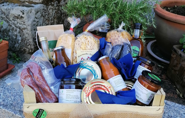 Regionale Produkte in einem Korb präsentiert | © Touristikgemeinschaft Hohenlohe e. V. | Gsälz Laden Fleisch