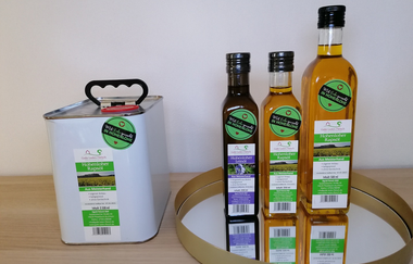 Rapsöl in Flaschen und Kanister stehen auf einem Tisch | © Touristikgemeinschaft Hohenlohe e. V.  | Gsälz Laden Fleisch