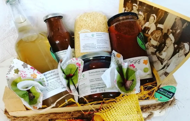 Gsälz, Holunderblütensirup in einem schönen Korb | © Touristikgemeinschaft Hohenlohe e. V.  | Fleisch Buchhorn