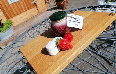 Glas mit Marmelade und Erdbeeren | © Touristikgemeinschaft Hohenlohe e. V.  | Fleisch Buchhorn