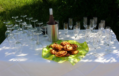 Gedeckter Tisch mit Wein und Sektgläsern, gekühltem Wein und Häppchen die für Gäste beim Weinerlebnis bereit stehen | © Touristikgemeinschaft Hohenlohe e.V. | Weingut Ungerer
