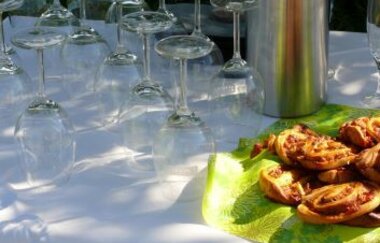 Gedeckter Tisch mit Wein und Sektgläsern, gekühltem Wein und Häppchen die für Gäste beim Weinerlebnis bereit stehen | © Touristikgemeinschaft Hohenlohe e.V. | Weingut Ungerer