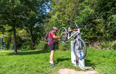 An den RadSERVICE-Punkten können kleinere Reparaturen direkt selbst vorgenommen werden. | © Touristikgemeinschaft HeilbronnerLand e. V.