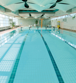 Innenansicht des Crailsheimer Hallenbades, Blick auf das große Becken | © Stadtwerke Crailsheim