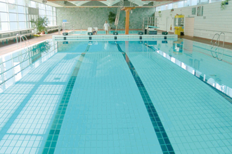 Innenansicht des Crailsheimer Hallenbades, Blick auf das große Becken | © Stadtwerke Crailsheim