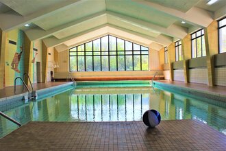 Das Schwimmbecken, vorne liegt ein Ball | © Touristikgemeinschaft Hohenlohe e. V. |  hoyss & maurer