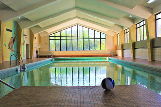 Das Schwimmbecken, vorne liegt ein Ball | © Touristikgemeinschaft Hohenlohe e. V. |  hoyss & maurer