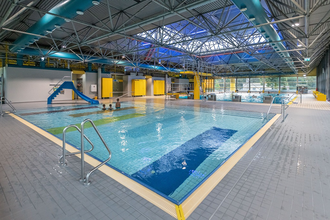 Seitlicher Blick auf das Nichtschwimmerbecken ohne Badegäste