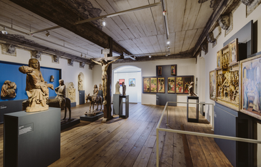 Innenraum des Hällisch-Fränkischen Museums mit Exponaten | © Foto: Nico Kurth