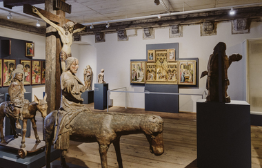 Innenansicht des Hällisch-Fränkischen Museums mit religiösen Skulpturen und Gemälden. | © Nico Kurth