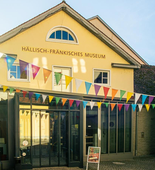 Eingang des Hällisch-Fränkischen Museums mit bunten Wimpeln dekoriert. | © Stuttgart-Marketing GmbH, Sarah Schmid