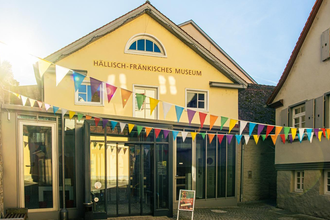 Eingang des Hällisch-Fränkischen Museums mit bunten Wimpeln dekoriert. | © Stuttgart-Marketing GmbH, Sarah Schmid