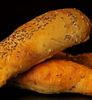 Frische Sesam- und Kümmelbrötchen auf einem Teller. | © TMBW