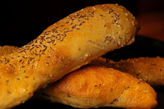 Frische Sesam- und Kümmelbrötchen auf einem Teller. | © TMBW