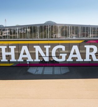 Zu sehen ist das Gebäude von vorne mit der Anschrift ,,Hangar" in groß | © Stadtverwaltung Crailsheim