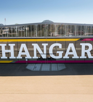 Zu sehen ist das Gebäude von vorne mit der Anschrift ,,Hangar" in groß | © Stadtverwaltung Crailsheim