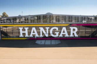Zu sehen ist das Gebäude von vorne mit der Anschrift ,,Hangar" in groß | © Stadtverwaltung Crailsheim