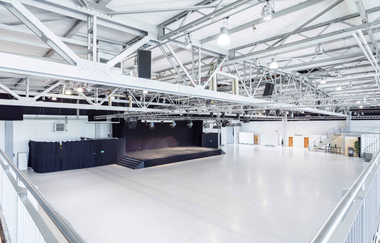 Zu sehen ist der Eventraum mit einer Bühne in der Mitte | © Stadtverwaltung Crailsheim