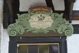 Hausschild an einem Bürgerhaus | © Foto von Marcel Hasübert