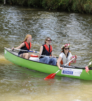 Drei Frauen genießen ihre Freizeit auf dem Fluss und paddeln in einem Kanu | © Touristikgemeinschaft Hohenlohe e.V. | Heffner Outdoor Events