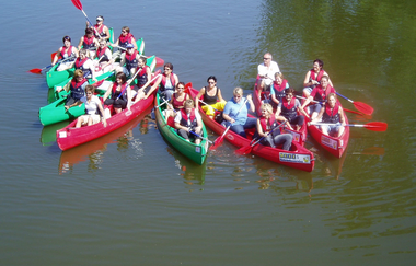 Ein e Frauengruppe ist auf 6 Kanus gemeinsam auf dem Fluss unterwegs | © Touristikgemeinschaft Hohenlohe e.V. | Heffner Outdoor Events