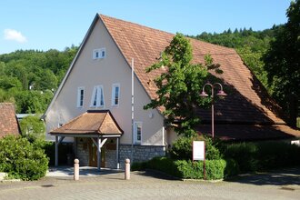 Das Museum ist in einem alten Gebäude mit heruntergezogenem Dach untergebracht | © Touristikgemeinschaft Hohenlohe e. V. | Stadt Forchtenberg