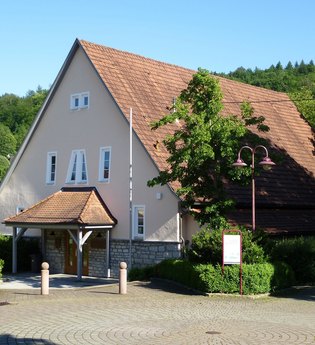 Das Museum ist in einem alten Gebäude mit heruntergezogenem Dach untergebracht | © Touristikgemeinschaft Hohenlohe e. V. | Stadt Forchtenberg